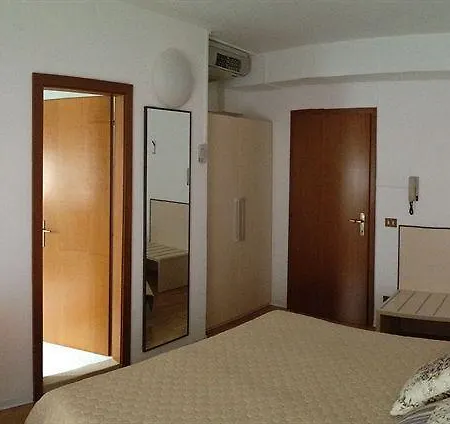 Aurora Ξενοδοχείο 2*